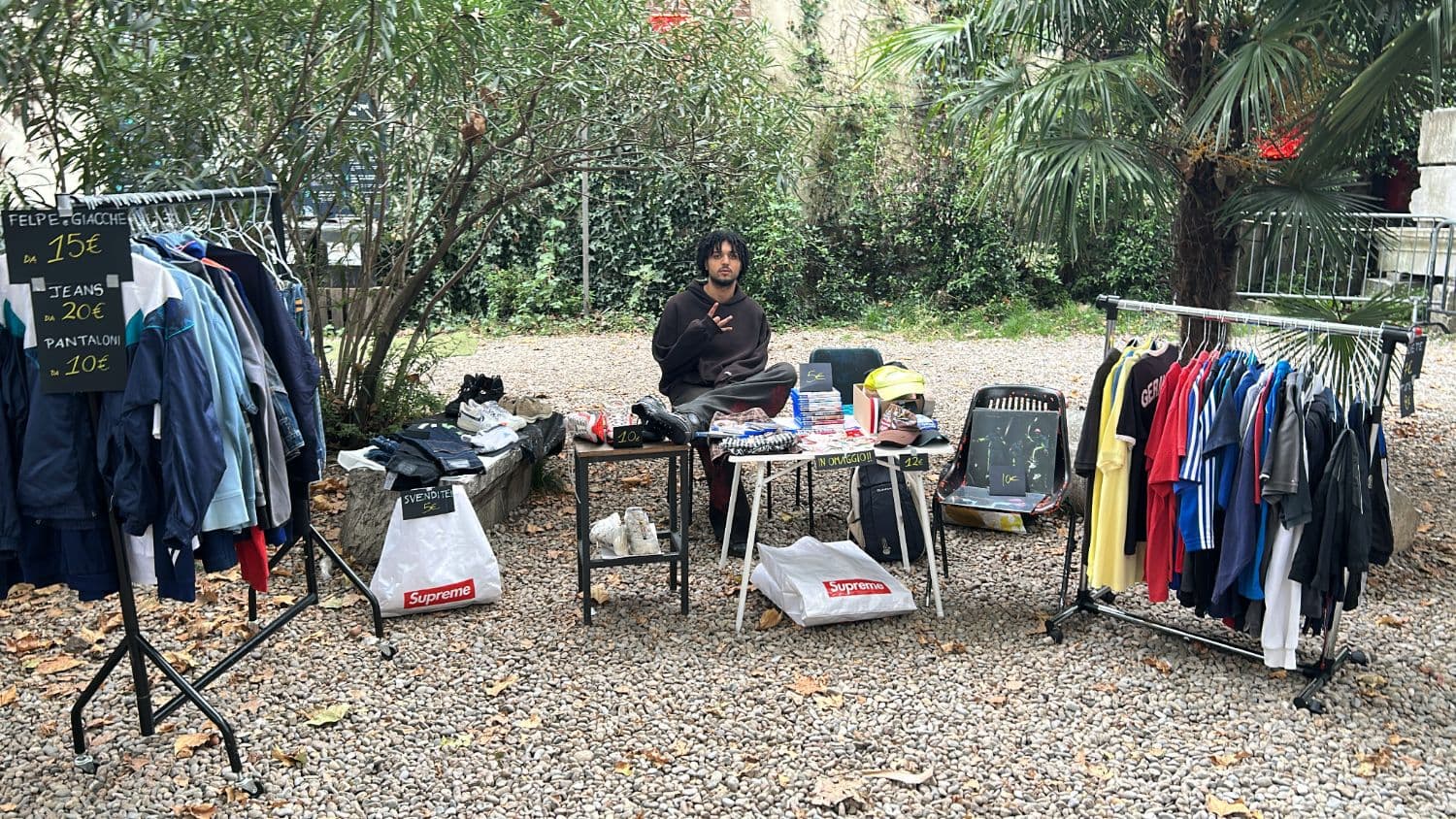 Bancarella streetwear StrtBulk — cartelli prezzi